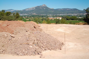 La parcelle prise en photo par une association de protection de l'environnement après le déballage des déchets de BTP.