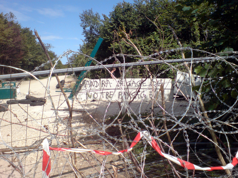 Occupation du bois Lejuc, propriété de l’Andra en Meuse – slogan inscrit sur le bloc de béton : “Andra, dégage de notre paysage!” © Jérôme Thorel, août 2016