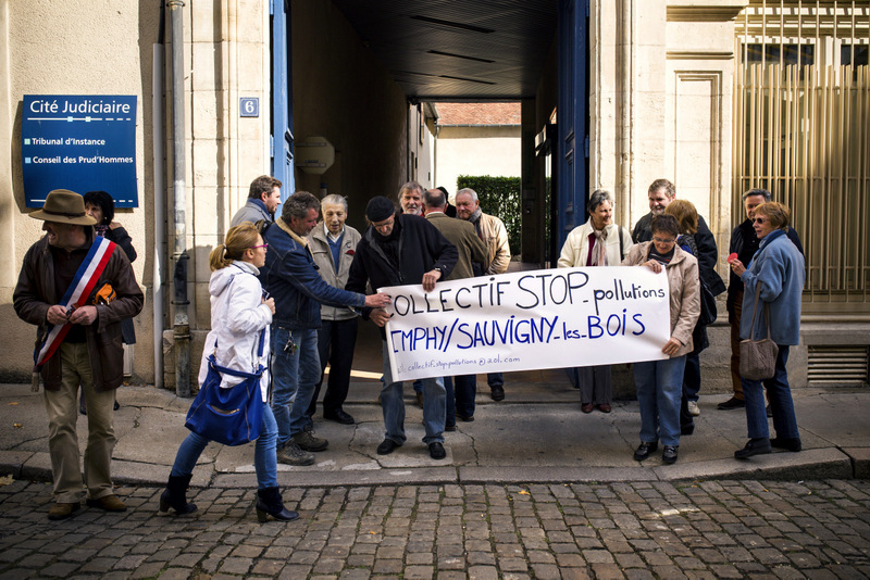 Le collectif Stop Pollutions d’Imphy devant le tribunal de Nevers, le 12 octobre 2016 – Affaire Harsco © Hugo Ribes / Item