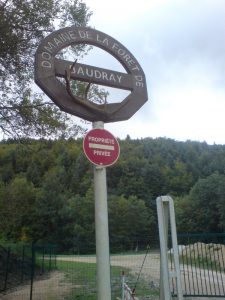 Panneau à l’entrée du domaine de la forêt de Baudray © Jérôme Thorel