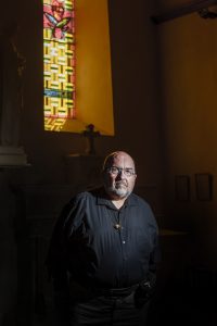 Pierre Vignon dans une église du Vercors © Tim Douet