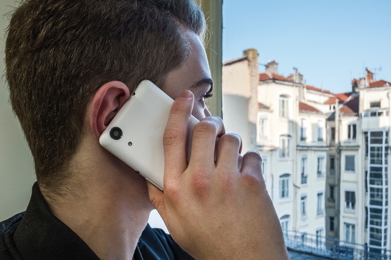 Dormir avec son téléphone augmente les risques de cancer et d’infertilité