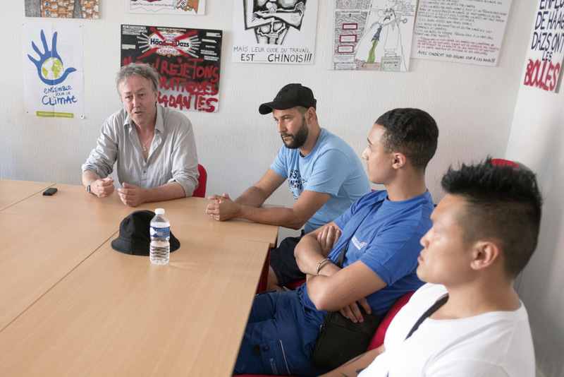 Le permanent du syndicat Solidaires Frédéric Leschiera avec Mohamed Kebir, Billal Tahallaiti et Frédéric Do, salariés de Cogepart, au local syndical Solidaires Rhône à Lyon © Tim Douet