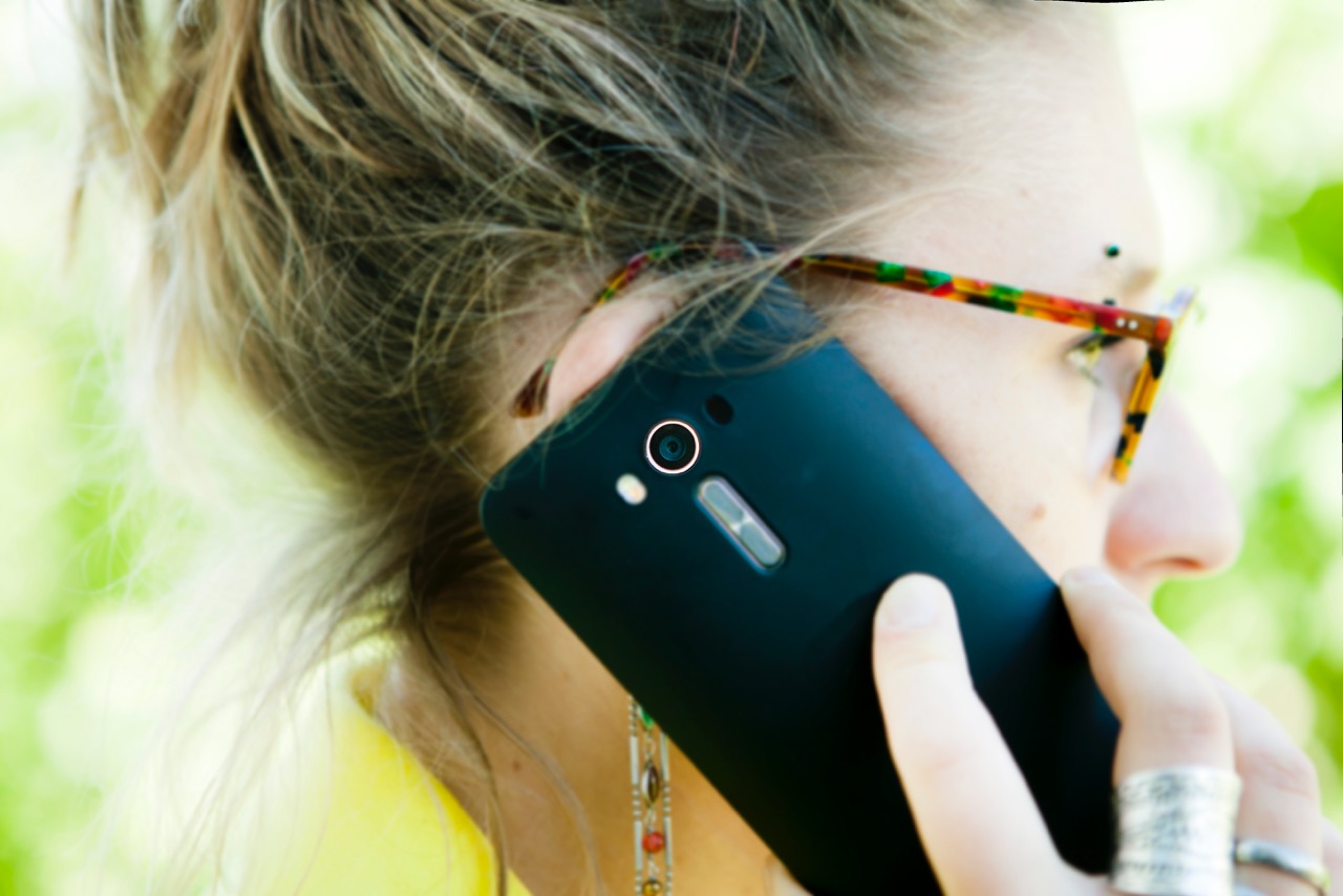 Téléphones portables : “Il y a tromperie sur les informations affichées”