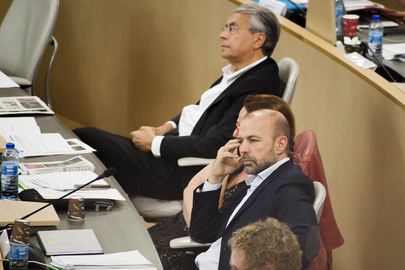 Jean-François Debat (au premier plan) avec Jean-Jack Queyranne, au conseil régional d’Auvergne-Rhône-Alpes, en septembre 2017 © Tim Douet